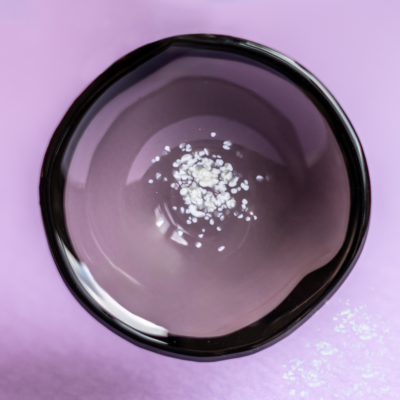 Petit bol en verre mauve fumé avec granules blanches, bordure noire, création de MELA