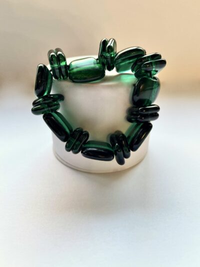 Bracelet en galets de verre vert émeraude, monté sur élastique, création de MELA