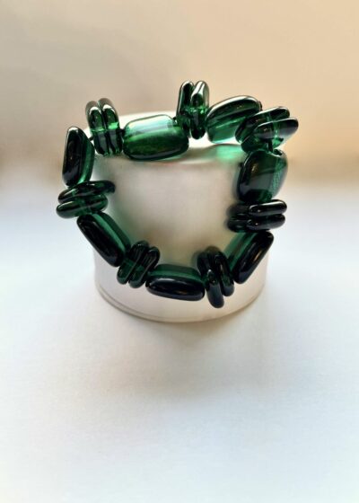 Bracelet en galets de verre vert émeraude, monté sur élastique, création de MELA