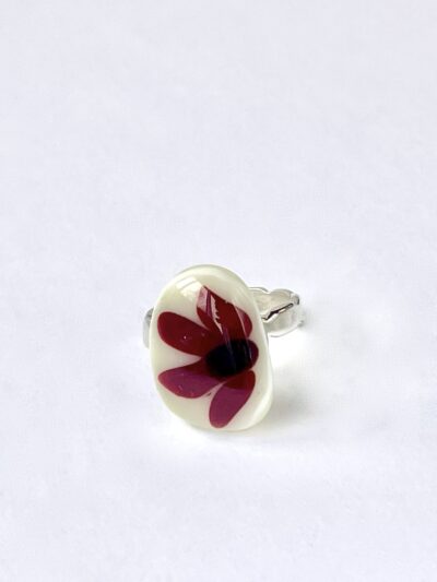 Bague en argent ondulée avec un verre crème orné d'une fleur rouge