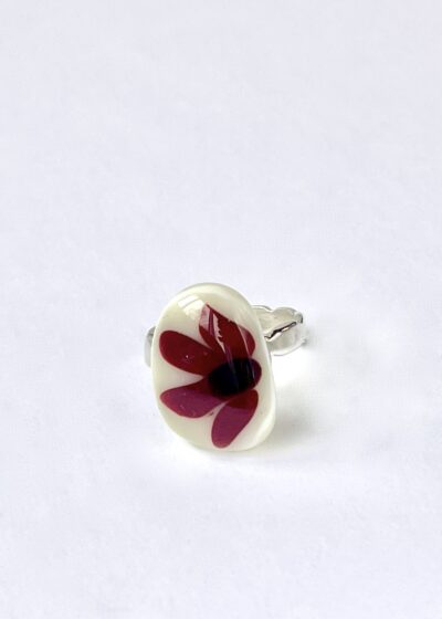 Bague en argent ondulée avec un verre crème orné d'une fleur rouge