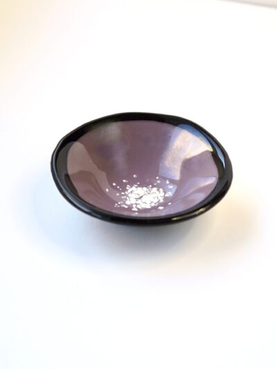 Petit bol en verre mauve fumé avec granules blanches, bordure noire, création de Melanie Laplante