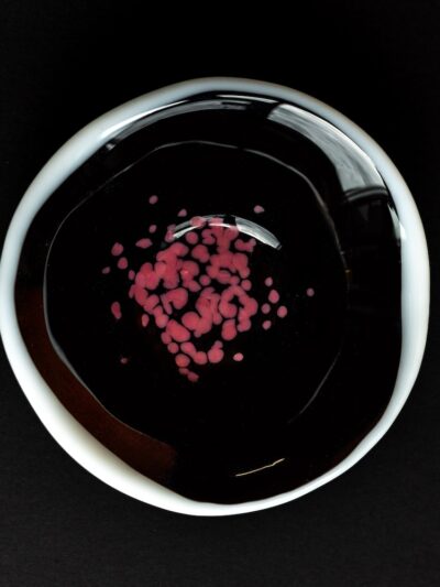 petit bol noir bordure blanche granules roses verre