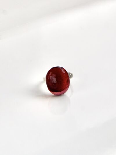 Bague Pastille Rouge Framboise – Bijou fin en verre fusionné et argent poli, fait à la main au Québec par MÉLA.