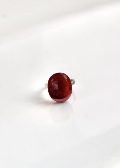 Bague Pastille Rouge Framboise – Bijou fin en verre fusionné et argent poli, fait à la main au Québec par MÉLA.