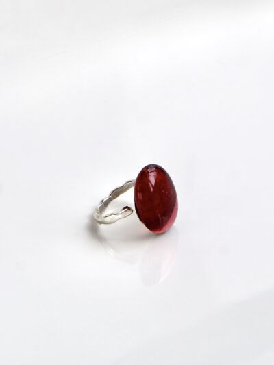 Bague Pastille Rouge Framboise – Bijou fin en verre fusionné et argent poli, fait à la main au Québec par MÉLA.