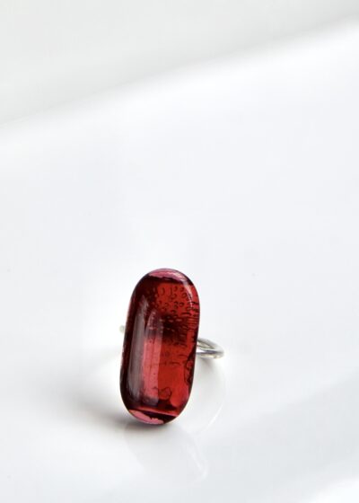 Bague Dragée Rouge Framboise – Bijou québécois en verre fusionné et argent par MÉLA.