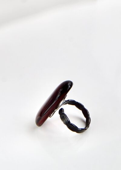 Bague Dragée Prune – Bijou en verre fusionné et argent oxydé, fait à la main au Québec par MÉLA.