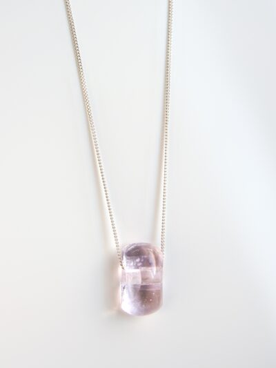 Pendentif en verre fusionné rose pâle, lumineux et légèrement facetté, accroché à une délicate chaîne en argent sterling.